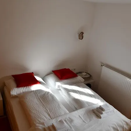 Edelstein Apartment *